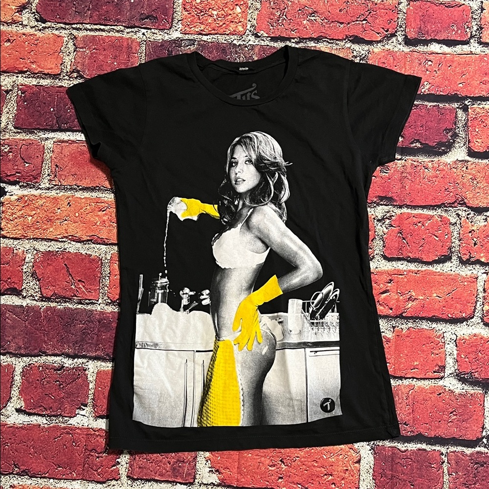 Chic Black Graphic Tee with Yellow Accents